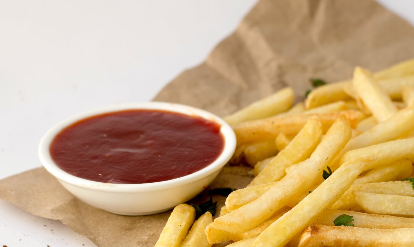 Batatas fritas com ketchup