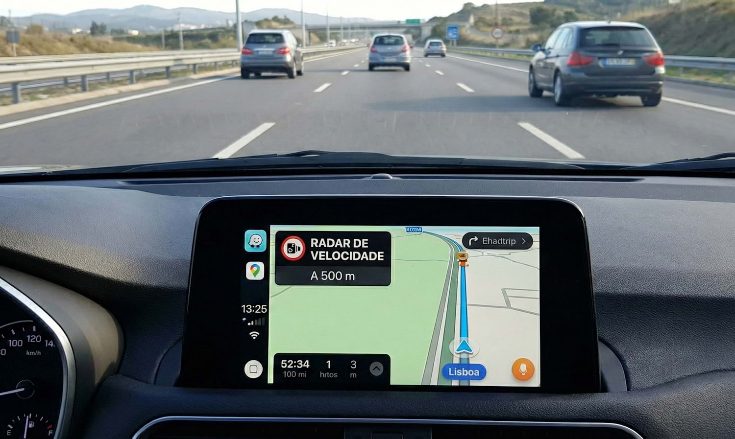 Interior de um carro em autoestrada portuguesa a usar a app Waze, mostrando um alerta de "Radar de Velocidade a 500m"