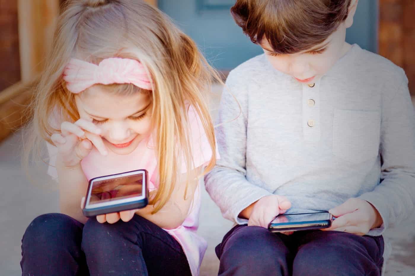 Crianças a usar telemóvel