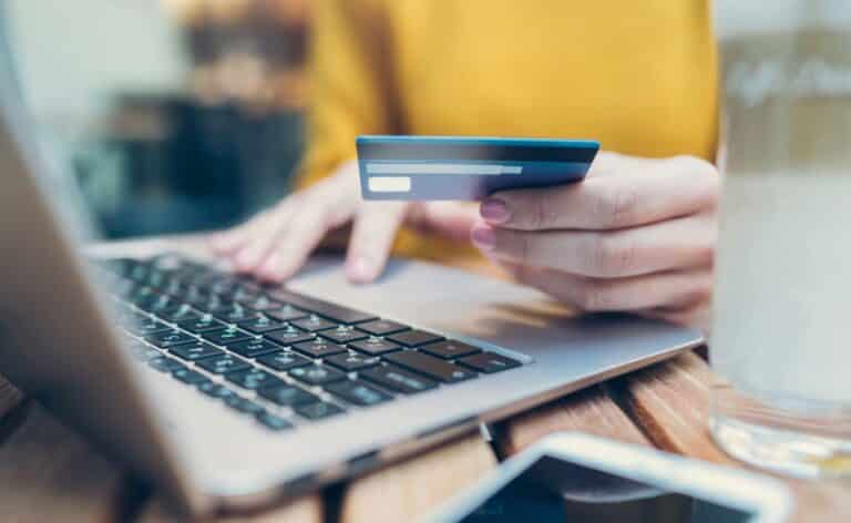 Usar cartão de crédito ou pedir empréstimo pessoal: qual o mais indicado?