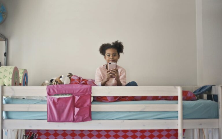 Estudo: Metade das crianças portuguesas recebem o primeiro telemóvel aos 10 anos