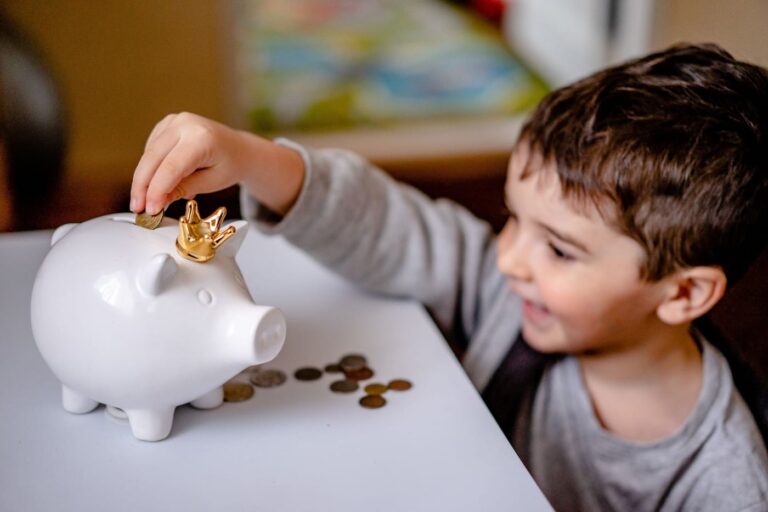 Como ensinar os seus filhos a lidar com o dinheiro
