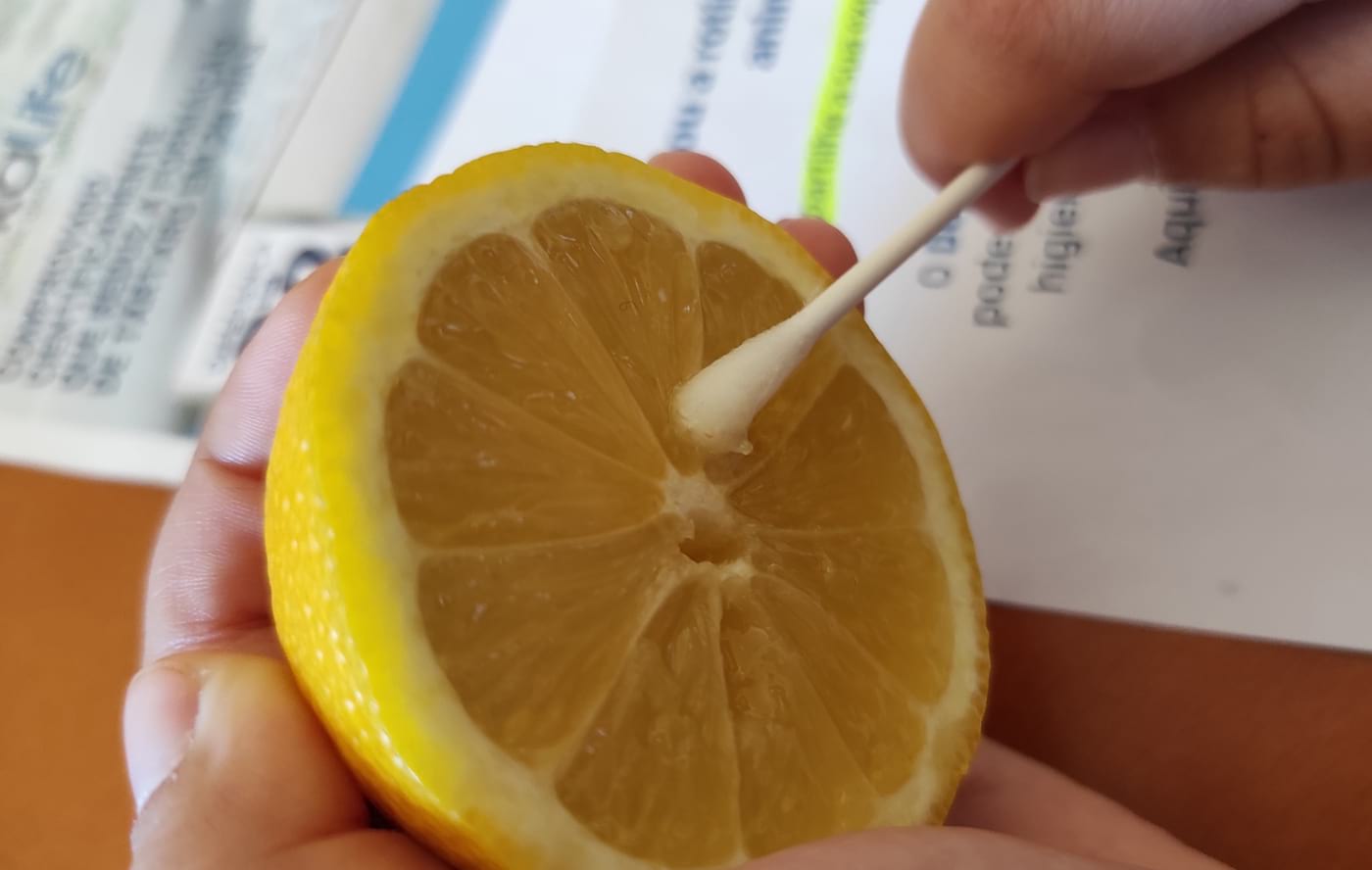 Cotonete impregnada com limão