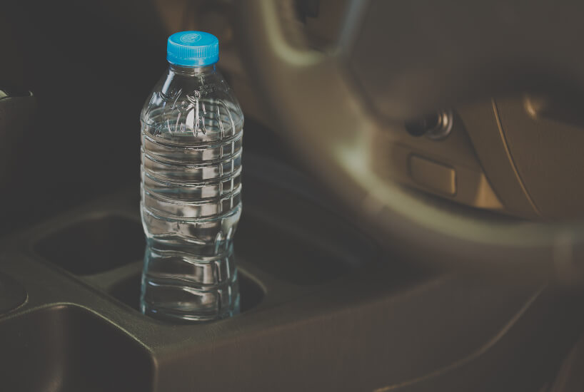 Garrafa de água guardada dentro do carro