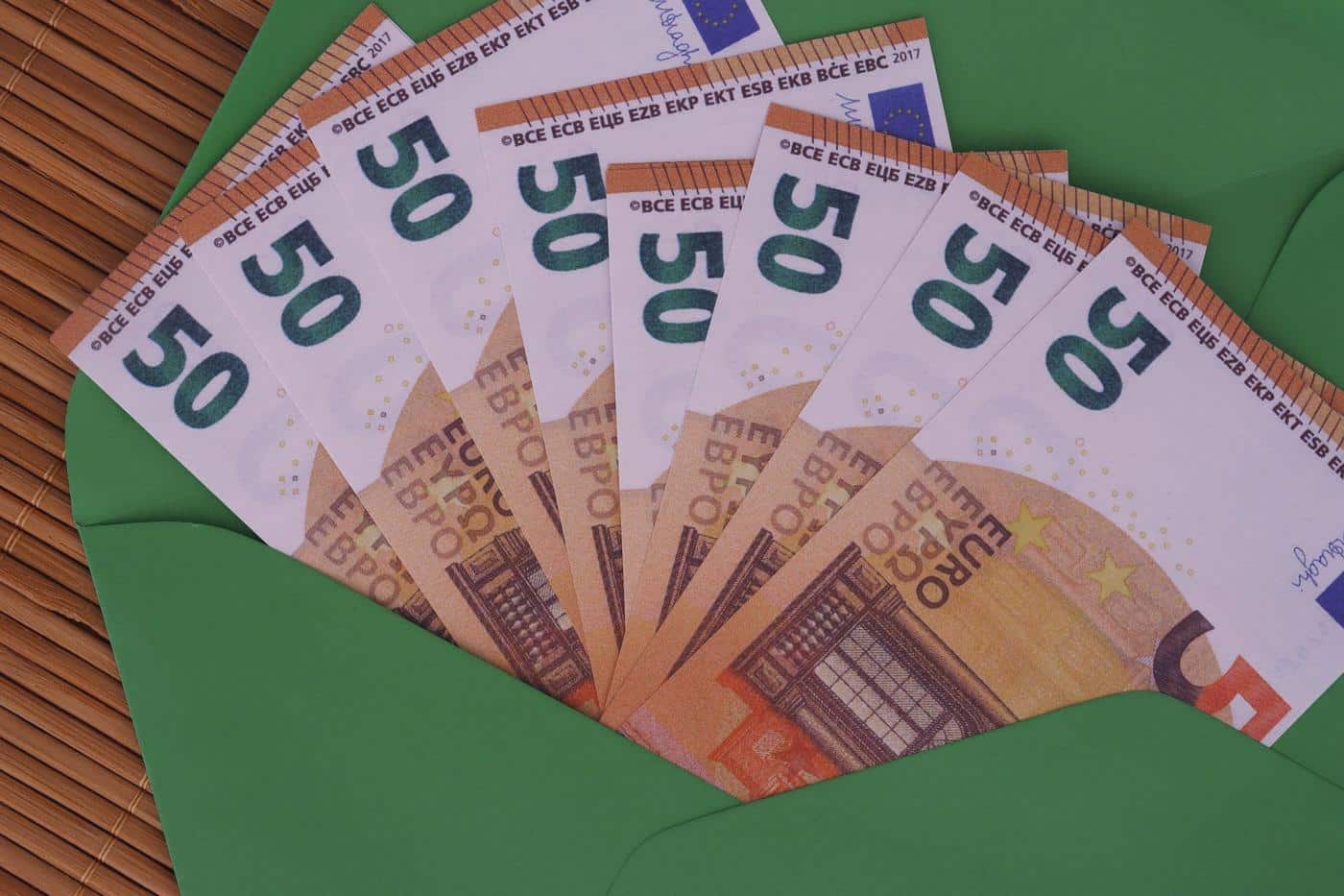 Envelope com notas de 50 euros