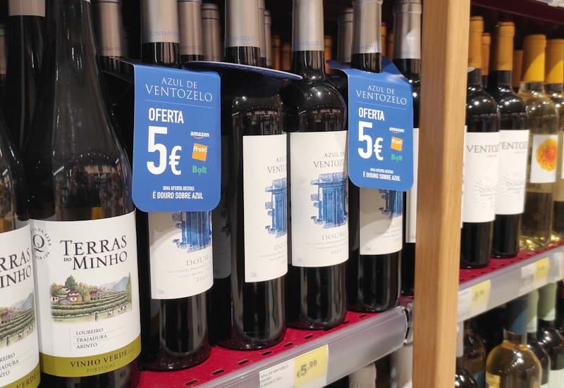 Garrafas de vinho branco Azul de Ventozelo com gargantilha, num hipermercado Continente