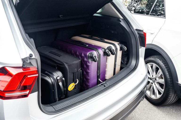 Bagageira de carro com malas de viagem
