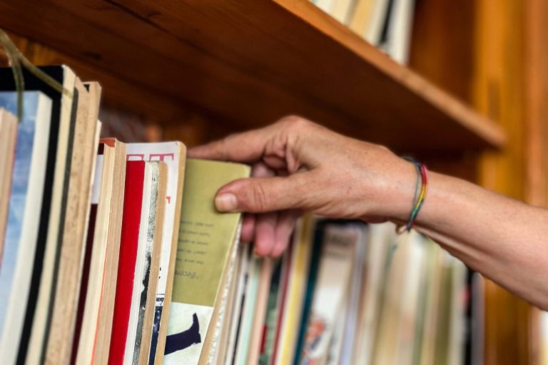 Prateleira com livros