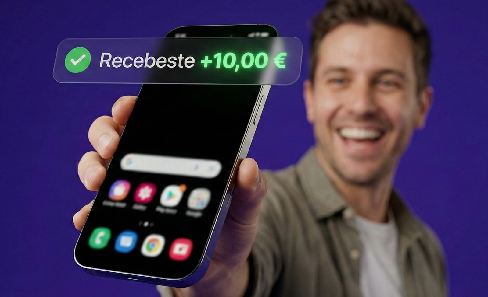 Render 3D de um smartphone moderno segurado por um homem sorridente e desfocado em segundo plano, num fundo violeta escuro. O telemóvel está em destaque e exibe ícones de aplicações desfocados, com uma notificação nítida no topo que diz 'Recebeste +10,00 €' a verde brilhante.