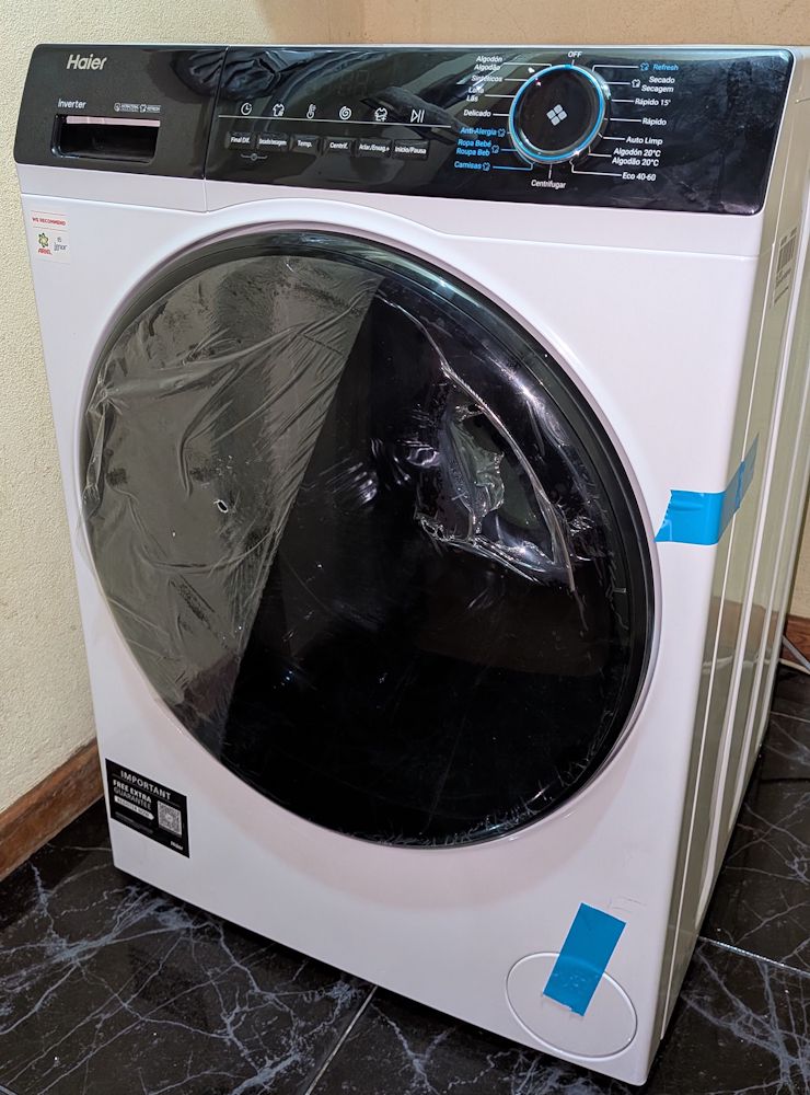 Máquina de lavar e secar Haier HWD100BP14939 comprada em outlet, ainda com os plásticos de fábrica