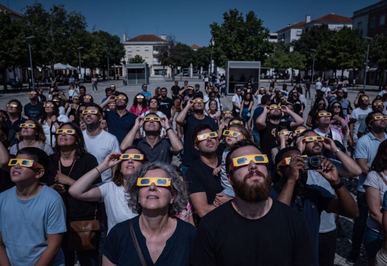 Óculos de eclipse grátis