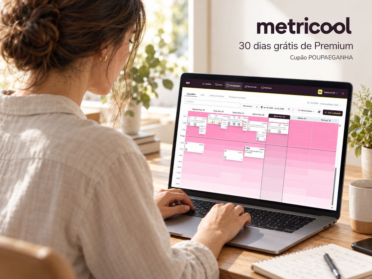 Pessoa a utilizar a Metricool num portátil, com a indicação de 30 dias grátis de Premium e do cupão POUPAEGANHA