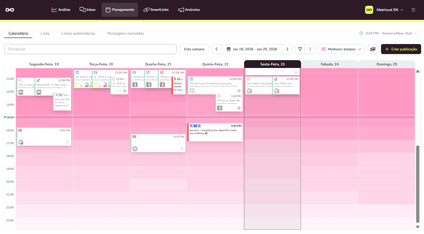 Calendário semanal da Metricool com publicações agendadas para diferentes redes sociais