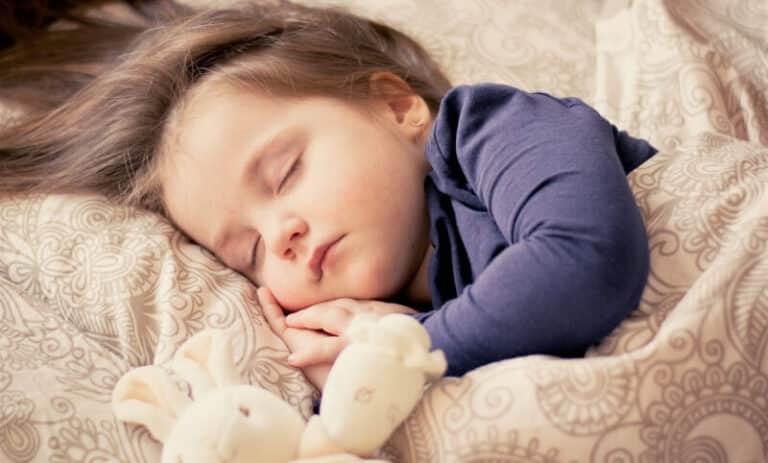 Crianças: o que é a enurese noturna e como evitar o xixi na cama
