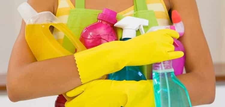 Limpezas low-cost com 5 produtos do dia-a-dia