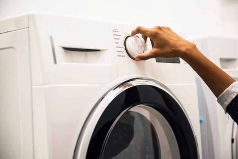 Como lavar roupa: dicas de lavagem para poupar tempo nesta tarefa