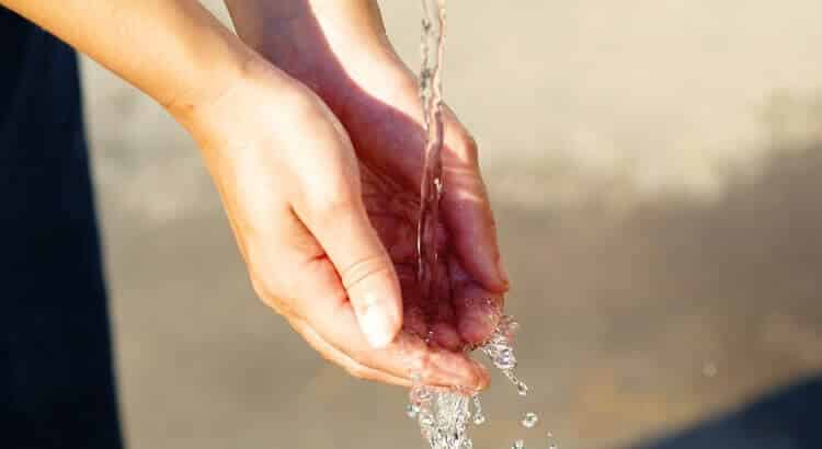 Poupe muita água regulando as suas torneiras de passagem